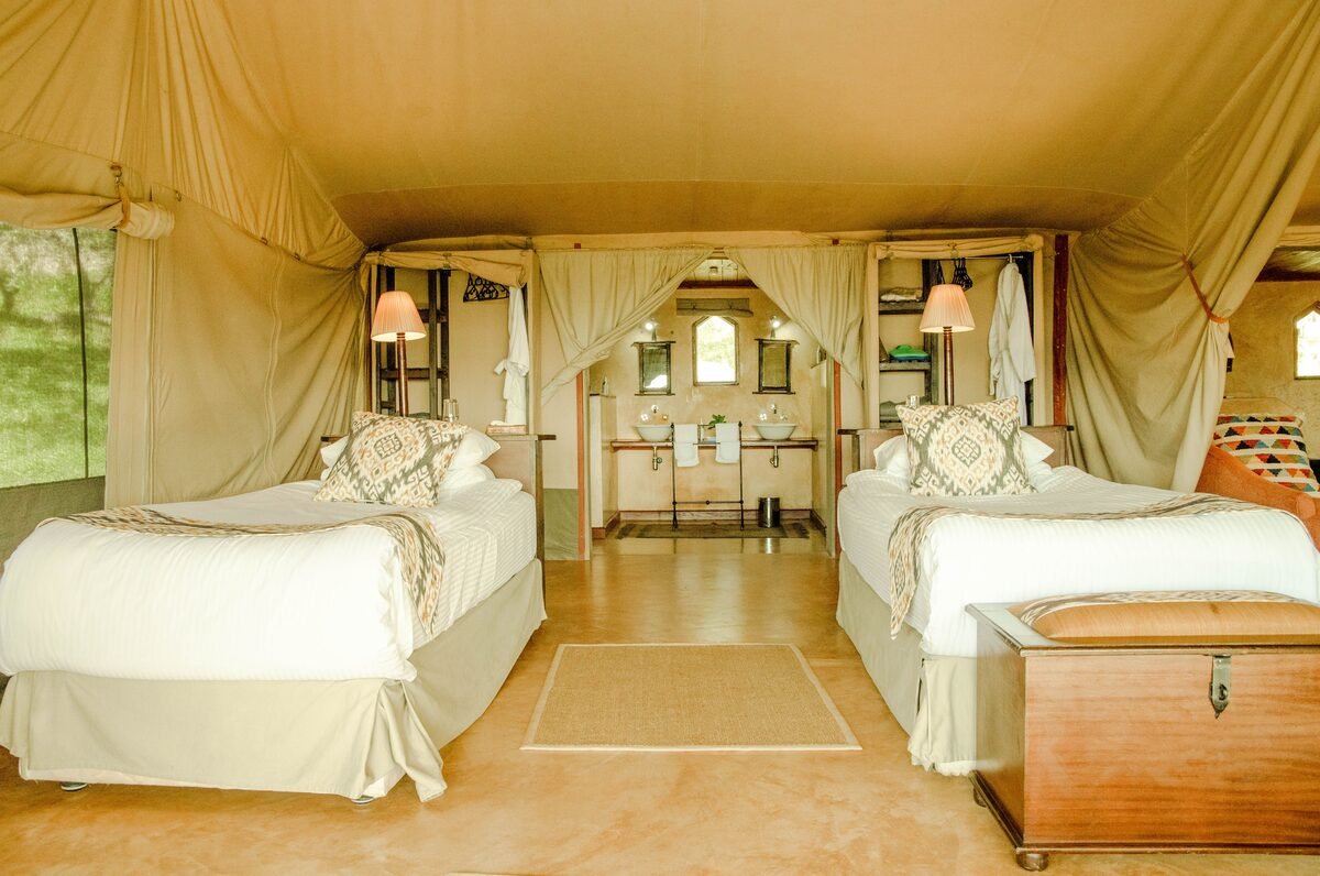 Luxus-Canvas-Zelt-Lodge mit Blick uber den afrikanischen Busch in Simbabwe