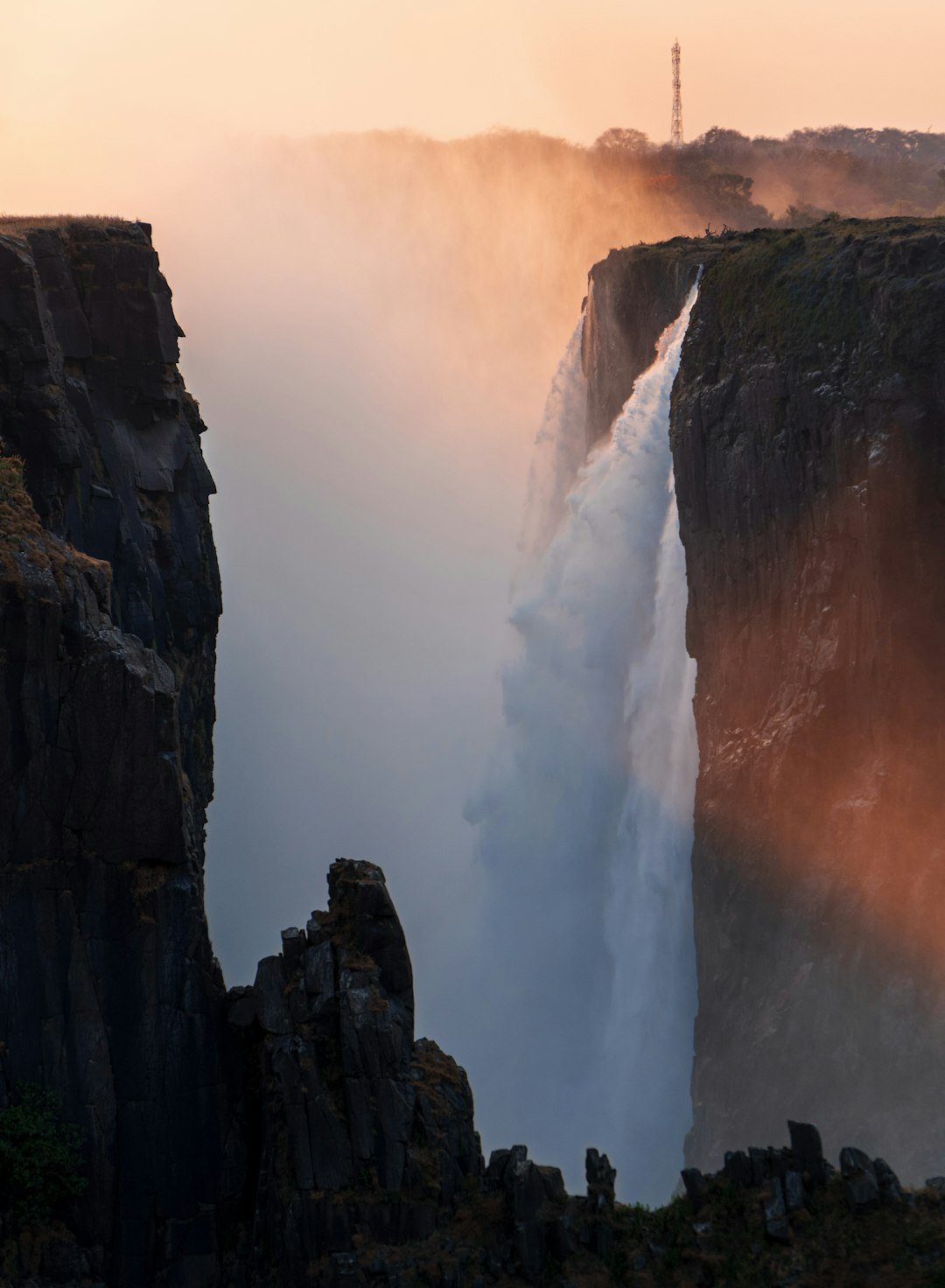 Die majestaeischen Victoria Falls am Sambesi in Zimbabwe